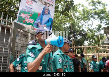 Dhaka, Bangladesch. Juni 2024. Bangladesch Polizeibeamte stehen während der großen Kundgebung auf der Hut. Die Awami League Party organisierte eine Kundgebung, um das Platin-Jubiläum der Partei zu feiern, an der Tausende von Menschen teilnahmen. (Foto: Sazzad Hossain/SOPA Images/SIPA USA) Credit: SIPA USA/Alamy Live News Stockfoto