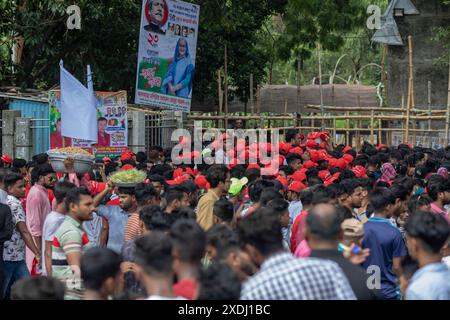 Dhaka, Bangladesch. Juni 2024. Führer und Aktivisten verschiedener verbundener Organisationen der Awami-Liga-Partei nehmen an der großen Kundgebung Teil. Die Awami League Party organisierte eine Kundgebung, um das Platin-Jubiläum der Partei zu feiern, an der Tausende von Menschen teilnahmen. (Foto: Sazzad Hossain/SOPA Images/SIPA USA) Credit: SIPA USA/Alamy Live News Stockfoto