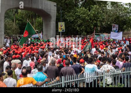 Dhaka, Bangladesch. Juni 2024. Führer und Aktivisten verschiedener verbundener Organisationen der Awami-Liga-Partei nehmen an der großen Kundgebung Teil. Die Awami League Party organisierte eine Kundgebung, um das Platin-Jubiläum der Partei zu feiern, an der Tausende von Menschen teilnahmen. (Foto: Sazzad Hossain/SOPA Images/SIPA USA) Credit: SIPA USA/Alamy Live News Stockfoto
