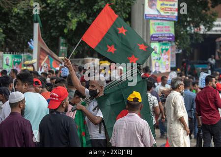 Dhaka, Bangladesch. Juni 2024. Ein Verkäufer trägt die Bangladesch Awami League Partyflaggen während der großen Kundgebung. Die Awami League Party organisierte eine Kundgebung, um das Platin-Jubiläum der Partei zu feiern, an der Tausende von Menschen teilnahmen. (Foto: Sazzad Hossain/SOPA Images/SIPA USA) Credit: SIPA USA/Alamy Live News Stockfoto