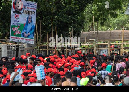 Dhaka, Bangladesch. Juni 2024. Führer und Aktivisten verschiedener verbundener Organisationen der Awami-Liga-Partei nehmen an der großen Kundgebung Teil. Die Awami League Party organisierte eine Kundgebung, um das Platin-Jubiläum der Partei zu feiern, an der Tausende von Menschen teilnahmen. (Foto: Sazzad Hossain/SOPA Images/SIPA USA) Credit: SIPA USA/Alamy Live News Stockfoto