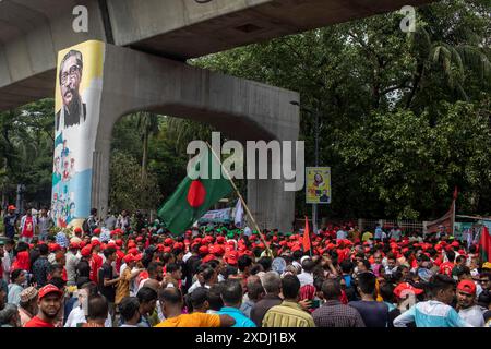 Dhaka, Bangladesch. Juni 2024. Führer und Aktivisten verschiedener verbundener Organisationen der Awami-Liga-Partei nehmen an der großen Kundgebung Teil. Die Awami League Party organisierte eine Kundgebung, um das Platin-Jubiläum der Partei zu feiern, an der Tausende von Menschen teilnahmen. (Foto: Sazzad Hossain/SOPA Images/SIPA USA) Credit: SIPA USA/Alamy Live News Stockfoto