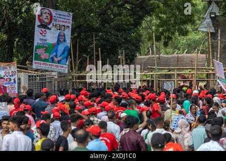 Dhaka, Bangladesch. Juni 2024. Führer und Aktivisten verschiedener verbundener Organisationen der Awami-Liga-Partei nehmen an der großen Kundgebung Teil. Die Awami League Party organisierte eine Kundgebung, um das Platin-Jubiläum der Partei zu feiern, an der Tausende von Menschen teilnahmen. (Foto: Sazzad Hossain/SOPA Images/SIPA USA) Credit: SIPA USA/Alamy Live News Stockfoto