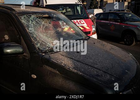 Nicolas Cleuet / Le Pictorium - Charkiw - Eine 250 kg schwere Schwebebombe trifft den Busbahnhofsbezirk - 22/06/2024 - Ukraine / charkiw Oblast / Charkiw - seit Anfang Juni haben die Russen 700 Gleitbomben auf die Stadt Charkiw abgeschossen. Ein 250 kg schweres Modell UMPB D30 traf das geschäftige Busbahnhofgelände an der Kreuzung der Yuri Gagarin Avenue. Insgesamt wurden 53 Menschen verletzt, viele davon Kinder, und zwei Menschen wurden getötet. Stockfoto