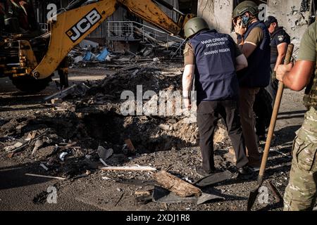 Nicolas Cleuet / Le Pictorium - Charkiw - Eine 250 kg schwere Schwebebombe trifft den Busbahnhofsbezirk - 22/06/2024 - Ukraine / charkiw Oblast / Charkiw - seit Anfang Juni haben die Russen 700 Gleitbomben auf die Stadt Charkiw abgeschossen. Ein 250 kg schweres Modell UMPB D30 traf das geschäftige Busbahnhofgelände an der Kreuzung der Yuri Gagarin Avenue. Insgesamt wurden 53 Menschen verletzt, viele davon Kinder, und zwei Menschen wurden getötet. Stockfoto