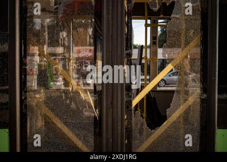 Nicolas Cleuet / Le Pictorium - Charkiw - Eine 250 kg schwere Schwebebombe trifft den Busbahnhofsbezirk - 22/06/2024 - Ukraine / charkiw Oblast / Charkiw - seit Anfang Juni haben die Russen 700 Gleitbomben auf die Stadt Charkiw abgeschossen. Ein 250 kg schweres Modell UMPB D30 traf das geschäftige Busbahnhofgelände an der Kreuzung der Yuri Gagarin Avenue. Insgesamt wurden 53 Menschen verletzt, viele davon Kinder, und zwei Menschen wurden getötet. Stockfoto