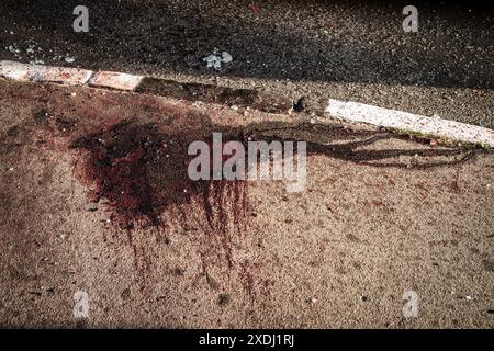 Nicolas Cleuet / Le Pictorium - Charkiw - Eine 250 kg schwere Schwebebombe trifft den Busbahnhofsbezirk - 22/06/2024 - Ukraine / charkiw Oblast / Charkiw - seit Anfang Juni haben die Russen 700 Gleitbomben auf die Stadt Charkiw abgeschossen. Ein 250 kg schweres Modell UMPB D30 traf das geschäftige Busbahnhofgelände an der Kreuzung der Yuri Gagarin Avenue. Insgesamt wurden 53 Menschen verletzt, viele davon Kinder, und zwei Menschen wurden getötet. Stockfoto