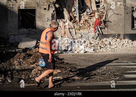 Nicolas Cleuet / Le Pictorium - Charkiw - Eine 250 kg schwere Schwebebombe trifft den Busbahnhofsbezirk - 22/06/2024 - Ukraine / charkiw Oblast / Charkiw - seit Anfang Juni haben die Russen 700 Gleitbomben auf die Stadt Charkiw abgeschossen. Ein 250 kg schweres Modell UMPB D30 traf das geschäftige Busbahnhofgelände an der Kreuzung der Yuri Gagarin Avenue. Insgesamt wurden 53 Menschen verletzt, viele davon Kinder, und zwei Menschen wurden getötet. Stockfoto