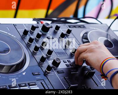 DJ auf dem Mischpult. Musik auf der Homosexuellen-Pride-Party. Stockfoto