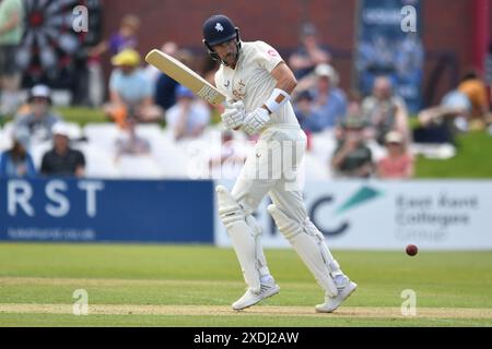 Canterbury, England. Juni 2024. Charlie Stobo schlägt am ersten Tag der Vitality County Championship Division One zwischen dem Kent County Cricket Club und dem Lancashire County Cricket Club auf dem Spitfire Ground in St Lawrence in Canterbury. Kyle Andrews/Alamy Live News. Stockfoto