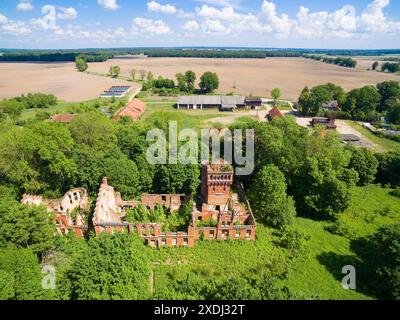 Aus der Vogelperspektive der Ruine des Schlosses der Familie von Eulenburg in Prosna, Polen (ehemals Prassen, Ostpreußen) Stockfoto