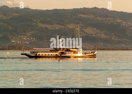 LINDAU, DEUTSCHLAND - 11. MAI 2024: Kindersandkasten in Lindau in der Nähe des alten und neuen Rathauses Stockfoto