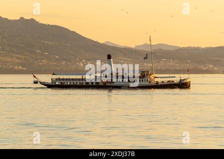 LINDAU, DEUTSCHLAND - 11. MAI 2024: Kindersandkasten in Lindau in der Nähe des alten und neuen Rathauses Stockfoto