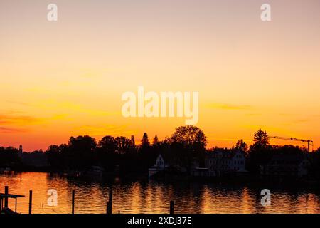 Wunderbarer Sonnenuntergang in Lindau am Bodensee in Deutschland. Mai 2024 Stockfoto