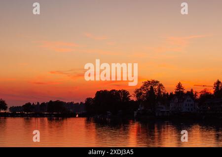 Wunderbarer Sonnenuntergang in Lindau am Bodensee in Deutschland. Mai 2024 Stockfoto