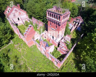 Aus der Vogelperspektive der Ruine des Schlosses der Familie von Eulenburg in Prosna, Polen (ehemals Prassen, Ostpreußen) Stockfoto