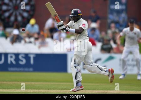 Canterbury, England. Juni 2024. Tawanda Muyeye schlägt am ersten Tag der Vitality County Championship Division One zwischen dem Kent County Cricket Club und dem Lancashire County Cricket Club auf dem Spitfire Ground in St Lawrence in Canterbury. Kyle Andrews/Alamy Live News. Stockfoto