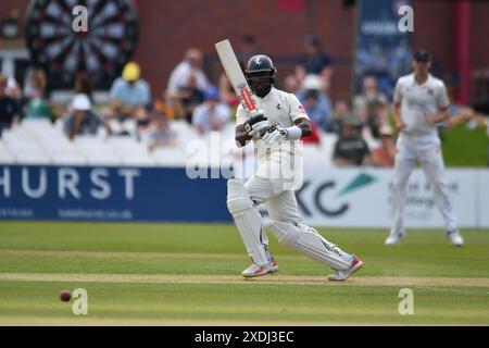 Canterbury, England. Juni 2024. Tawanda Muyeye schlägt am ersten Tag der Vitality County Championship Division One zwischen dem Kent County Cricket Club und dem Lancashire County Cricket Club auf dem Spitfire Ground in St Lawrence in Canterbury. Kyle Andrews/Alamy Live News. Stockfoto