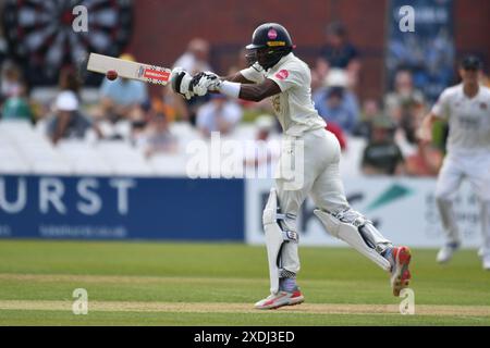 Canterbury, England. Juni 2024. Tawanda Muyeye schlägt am ersten Tag der Vitality County Championship Division One zwischen dem Kent County Cricket Club und dem Lancashire County Cricket Club auf dem Spitfire Ground in St Lawrence in Canterbury. Kyle Andrews/Alamy Live News. Stockfoto