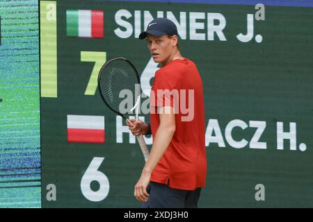 Halle, Deutschland. Juni 2024. Tennis: ATP Tour, Singles, Finale, Sinner (Italien) - Hurkacz (Polen). Jannik Sinner ist auf dem Platz. Quelle: Friso Gentsch/dpa/Alamy Live News Stockfoto