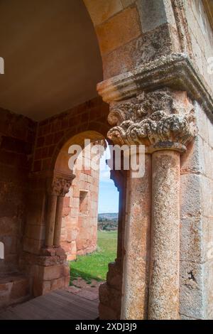 Atrium. Santa Maria de Tiermes Kirche, Tiermes, Provinz Soria, Castilla Leon, Spanien. Stockfoto