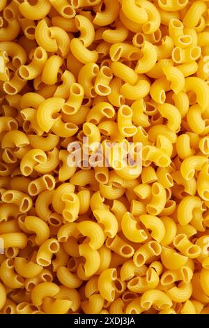 Rohe, trockene Chifferi Rigati Pasta aus biologischem Anbau Stockfoto