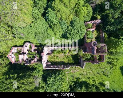 Aus der Vogelperspektive der Ruine des Schlosses der Familie von Eulenburg in Prosna, Polen (ehemals Prassen, Ostpreußen) Stockfoto