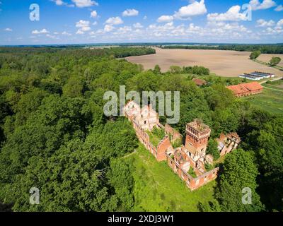 Aus der Vogelperspektive der Ruine des Schlosses der Familie von Eulenburg in Prosna, Polen (ehemals Prassen, Ostpreußen) Stockfoto