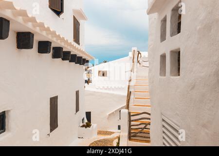 Das wunderschöne malerische Dorf Binibeca auf Menorca. Weiße verputzte Hauswände mit Holzelementen. Eine charmante Stadt in Spanien an der Balearen I Stockfoto