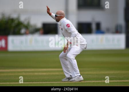 Canterbury, England. Juni 2024. Nathan Lyon am ersten Tag der Vitality County Championship Division One zwischen dem Kent County Cricket Club und dem Lancashire County Cricket Club auf dem Spitfire Ground in St. Lawrence in Canterbury. Kyle Andrews/Alamy Live News. Stockfoto