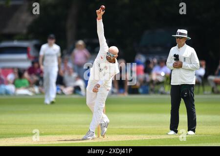 Canterbury, England. Juni 2024. Nathan Lyon am ersten Tag der Vitality County Championship Division One zwischen dem Kent County Cricket Club und dem Lancashire County Cricket Club auf dem Spitfire Ground in St. Lawrence in Canterbury. Kyle Andrews/Alamy Live News. Stockfoto