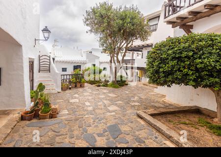 Ein wunderschönes malerisches Dorf auf Menorca. Weiße verputzte Hauswände mit Holzelementen. Binibeca ist eine Stadt in Spanien Stockfoto