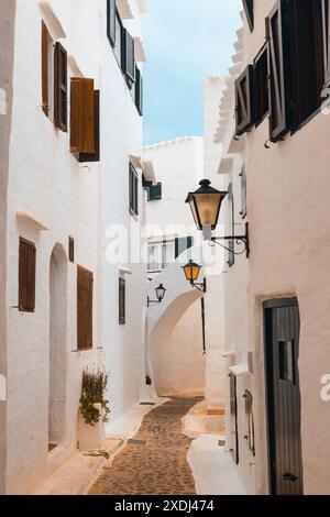 Das wunderschöne malerische Dorf Binibeca auf Menorca. Weiße verputzte Hauswände mit Holzelementen. Eine charmante Stadt in Spanien an der Balearen I Stockfoto