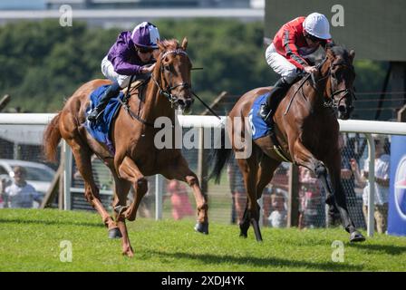 Pontefract, Yorkshire, Sonntag, 23. Juni 2024; Forceful Speed und Jockey William Buick gewinnen die Tribute Bands Family Day Sunday, 28. Juli Handicap für Trainer George Boughey und Besitzer Amo Racing Limited. Credit JTW equine Images / Alamy Live News. Stockfoto