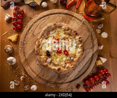 Blick von oben auf vier Käse-Pizza aus einem Holzofen Stockfoto