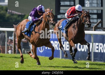 Pontefract, Yorkshire, Sonntag, 23. Juni 2024; Forceful Speed und Jockey William Buick gewinnen die Tribute Bands Family Day Sunday, 28. Juli Handicap für Trainer George Boughey und Besitzer Amo Racing Limited. Credit JTW equine Images / Alamy Live News. Stockfoto