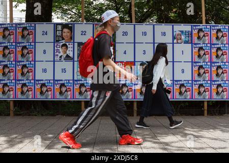 22. Juni 2024, Tokio, Japan: Die Menschen gehen an einem Wahlausschuss für das Gouverneur von Tokio 2024 vorbei, auf dem viele Plakate von der Antiparlamentarischen Partei für einen YouTuber namens Panchan-Wahlen entführt wurden. Rekordkandidaten von 56 Kandidaten stehen bei den Wahlen am 7. Juli. Die größte Herausforderung für den Amtsinhaber Yuriko Koike (der eine dritte Amtszeit als Gouverneur der japanischen Hauptstadt gewinnen will), der vom Mitte-Links-Politiker Renho Saito kommt. (Credit Image: © Damon Coulter/SOPA Images via ZUMA Press Wire) NUR REDAKTIONELLE VERWENDUNG! Nicht für kommerzielle ZWECKE! Stockfoto