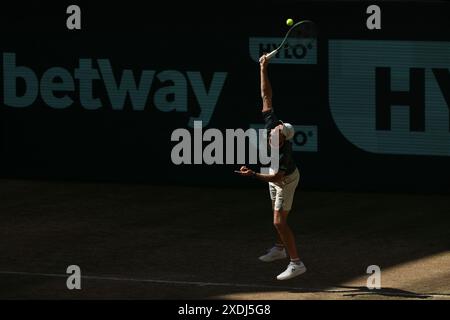 Halle, Deutschland. Juni 2024. Tennis: ATP Tour, Singles, Finale, Sinner (Italien) - Hurkacz (Polen). Hubert Hurkacz macht eine Portion. Quelle: Friso Gentsch/dpa/Alamy Live News Stockfoto