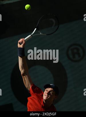 Halle, Deutschland. Juni 2024. Tennis: ATP Tour, Singles, Finale, Sinner (Italien) - Hurkacz (Polen). Jannik Sinner macht einen Servierteller. Quelle: Friso Gentsch/dpa/Alamy Live News Stockfoto