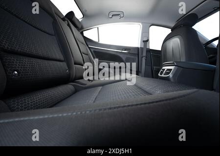 Tiefenreinigungsservice. Leerer sauberer Innenraum mit Stühlen aus Textilmaterial Stockfoto