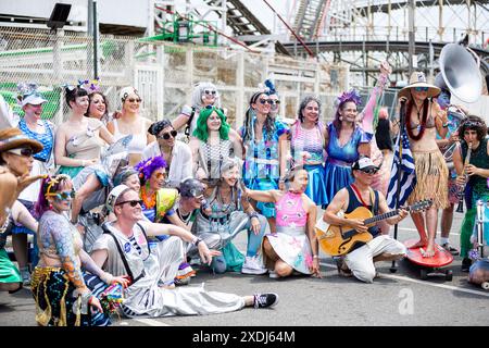 New York, USA. Juni 2024. Teilnehmer der 42. Jährlichen Meerjungfrauenparade auf Coney Island in New York, NY, posieren für ein Foto am 22. Juni 2024. Seit 1983 sind Hunderttausende von New Yorkern und Besuchern gekommen, um an dieser Parade teilzunehmen, die von den Coney Island Mardi Gras-Paraden der Vergangenheit inspiriert wurde. Ähnlich wie in den vergangenen Jahren gab es in diesem Jahr eine große Auswahl an festlichen Kostümen, Make-up, Wagen, Bannern, Musik, und vieles mehr. (Foto: Hailstorm Visuals/SIPA USA) Credit: SIPA USA/Alamy Live News Stockfoto