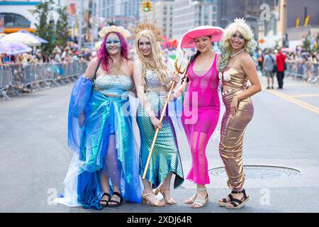 New York, USA. Juni 2024. Teilnehmer der 42. Jährlichen Meerjungfrauenparade auf Coney Island posieren für ein Foto in New York, NY am 22. Juni 2024. Seit 1983 sind Hunderttausende von New Yorkern und Besuchern gekommen, um an dieser Parade teilzunehmen, die von den Coney Island Mardi Gras-Paraden der Vergangenheit inspiriert wurde. Ähnlich wie in den vergangenen Jahren gab es in diesem Jahr eine große Auswahl an festlichen Kostümen, Make-up, Wagen, Bannern, Musik, und vieles mehr. (Foto: Hailstorm Visuals/SIPA USA) Credit: SIPA USA/Alamy Live News Stockfoto