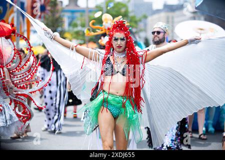 New York, USA. Juni 2024. Ein Künstler der 42. Jährlichen Meerjungfrauenparade auf Coney Island in New York kann am 22. Juni 2024 in Kostümen marschieren. Seit 1983 sind Hunderttausende von New Yorkern und Besuchern gekommen, um an dieser Parade teilzunehmen, die von den Coney Island Mardi Gras-Paraden der Vergangenheit inspiriert wurde. Ähnlich wie in den vergangenen Jahren gab es in diesem Jahr eine große Auswahl an festlichen Kostümen, Make-up, Wagen, Bannern, Musik, und vieles mehr. (Foto: Hailstorm Visuals/SIPA USA) Credit: SIPA USA/Alamy Live News Stockfoto