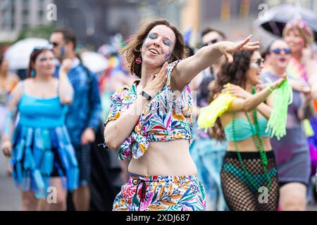 Ein Teilnehmer der 42. Jährlichen Meerjungfrauenparade auf Coney Island in New York kann am 22. Juni 2024 in Kostümen tanzen. Seit 1983 sind Hunderttausende von New Yorkern und Besuchern gekommen, um an dieser Parade teilzunehmen, die von den Coney Island Mardi Gras-Paraden der Vergangenheit inspiriert wurde. Ähnlich wie in den vergangenen Jahren gab es in diesem Jahr eine große Auswahl an festlichen Kostümen, Make-up, Wagen, Bannern, Musik, und vieles mehr. (Foto: Hailstorm Visuals/SIPA USA) Stockfoto