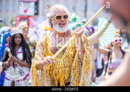 Ein Teilnehmer der 42. Jährlichen Meerjungfrauenparade auf Coney Island in New York kann am 22. Juni 2024 in Kostümen marschieren. Seit 1983 sind Hunderttausende von New Yorkern und Besuchern gekommen, um an dieser Parade teilzunehmen, die von den Coney Island Mardi Gras-Paraden der Vergangenheit inspiriert wurde. Ähnlich wie in den vergangenen Jahren gab es in diesem Jahr eine große Auswahl an festlichen Kostümen, Make-up, Wagen, Bannern, Musik, und vieles mehr. (Foto: Hailstorm Visuals/SIPA USA) Stockfoto