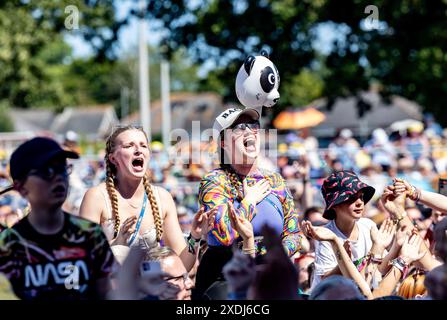 Obligatorischer Gutschein: Foto von Dan Reid/Shutterstock (14547539bs)Isle of Wight Festival - Atmosphäre und Menschenmenge - Sonntag, 23. Juni 2024 Isle of Wight Festival, 4. Tag, Großbritannien - 23. Juni 2024 Stockfoto