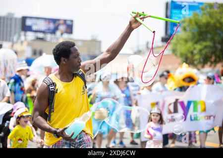 Ein Teilnehmer der 42. Jährlichen Meerjungfrauenparade auf Coney Island in New York, NY, marschiert am 22. Juni 2024 mit Blasen die Straße hinunter. Seit 1983 sind Hunderttausende von New Yorkern und Besuchern gekommen, um an dieser Parade teilzunehmen, die von den Coney Island Mardi Gras-Paraden der Vergangenheit inspiriert wurde. Ähnlich wie in den vergangenen Jahren gab es in diesem Jahr eine große Auswahl an festlichen Kostümen, Make-up, Wagen, Bannern, Musik, und vieles mehr. (Foto: Hailstorm Visuals/SIPA USA) Stockfoto