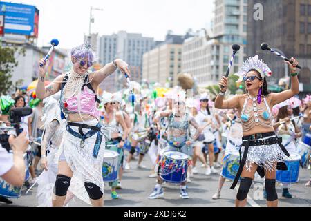 Mitglieder von Fogo Azul NYC treten am 22. Juni 2024 bei der 42. Jährlichen Meerjungfrauenparade auf Coney Island in New York auf. Seit 1983 sind Hunderttausende von New Yorkern und Besuchern gekommen, um an dieser Parade teilzunehmen, die von den Coney Island Mardi Gras-Paraden der Vergangenheit inspiriert wurde. Ähnlich wie in den vergangenen Jahren gab es in diesem Jahr eine große Auswahl an festlichen Kostümen, Make-up, Wagen, Bannern, Musik, und vieles mehr. (Foto: Hailstorm Visuals/SIPA USA) Stockfoto