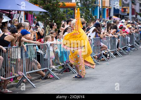 Ein Teilnehmer und Publikumsmitglieder der 42. Jährlichen Meerjungfrauenparade auf Coney Island in New York, NY, interagieren am 22. Juni 2024 miteinander. Seit 1983 sind Hunderttausende von New Yorkern und Besuchern gekommen, um an dieser Parade teilzunehmen, die von den Coney Island Mardi Gras-Paraden der Vergangenheit inspiriert wurde. Ähnlich wie in den vergangenen Jahren gab es in diesem Jahr eine große Auswahl an festlichen Kostümen, Make-up, Wagen, Bannern, Musik, und vieles mehr. (Foto: Hailstorm Visuals/SIPA USA) Stockfoto