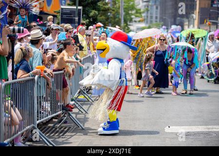 Ein Teilnehmer und ein Publikumsmitglied der 42. Jährlichen Meerjungfrauenparade auf Coney Island in New York, NY, interagieren am 22. Juni 2024 miteinander. Seit 1983 sind Hunderttausende von New Yorkern und Besuchern gekommen, um an dieser Parade teilzunehmen, die von den Coney Island Mardi Gras-Paraden der Vergangenheit inspiriert wurde. Ähnlich wie in den vergangenen Jahren gab es in diesem Jahr eine große Auswahl an festlichen Kostümen, Make-up, Wagen, Bannern, Musik, und vieles mehr. (Foto: Hailstorm Visuals/SIPA USA) Stockfoto